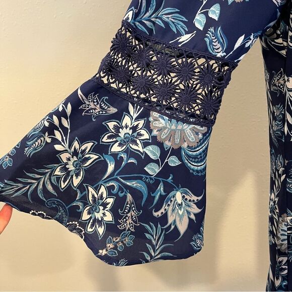 Long sleeve Floral Blue Dress with lace details - Picture 4 of 13